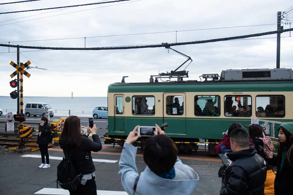 Los Turistas Toman Fotos Mientras Tren Línea Enoden Pasa Por —  Fotos de Stock