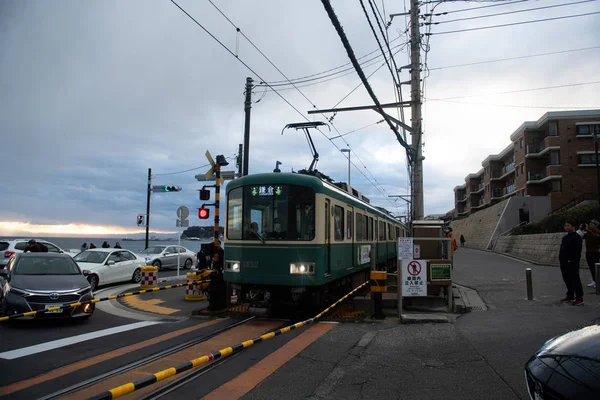 Tren Línea Enoden Entra Estación Kamakura Koko Mae Junto Mar —  Fotos de Stock