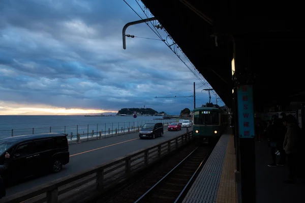 Tren Linia Enoden Intră Gara Kamakura Koko Mae Lângă Mare — Fotografie, imagine de stoc