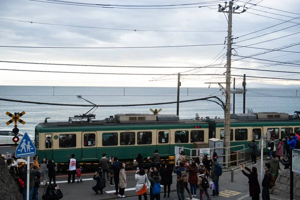 Turisti Scattano Foto Mentre Treno Sulla Enoden Line Attraversa Ferrovia — Foto Stock