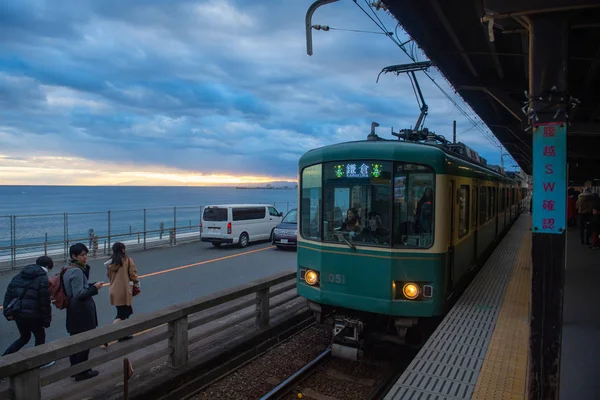 Train Enoden Line Enters Kamakura Koko Mae Station Sea Kamakura — Stock Photo, Image
