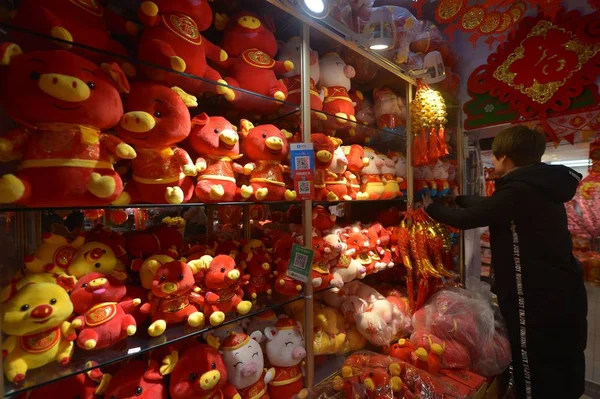 即将到来的春节或中国新年 的新年装饰将于2019年1月3日在中国东部山东省青岛市的一个市场上出售 — 图库照片