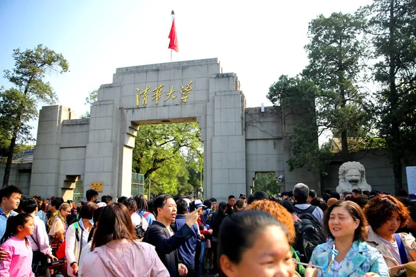 File Turistas Multitud Frente Puerta Oeste Universidad Tsinghua Beijing China — Foto de Stock