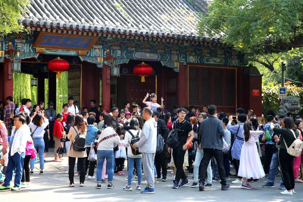 Fájl Turisták Tömeg Előtt Főkapu Pekingi Egyetem Pekingben Kínában 2018 — Stock Fotó