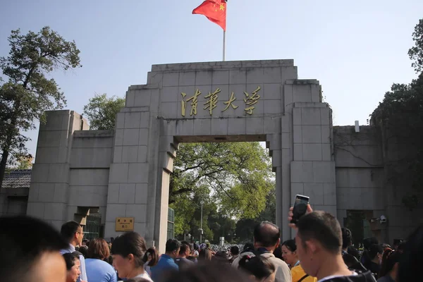File Tourists Crowd Front West Gate Tsinghua University Beijing China — Stock Photo, Image
