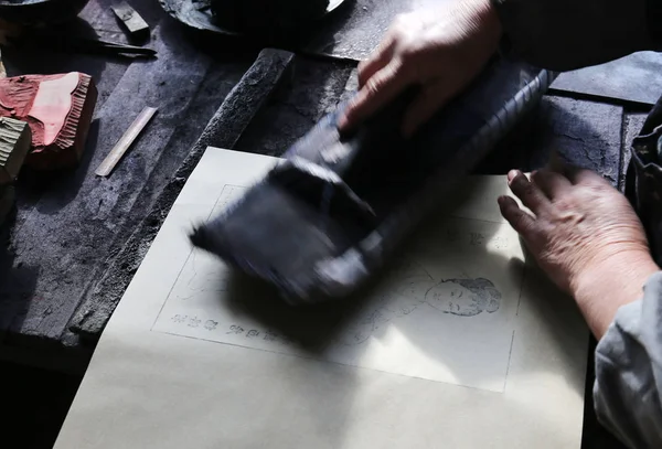 Китайський Народний Художник Робить Woodblock Новорічні Картини Майбутній Весняний Фестиваль — стокове фото