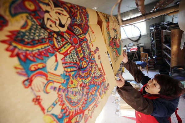 Artista Folclórico Chinês Faz Pinturas Madeira Para Próximo Festival Primavera — Fotografia de Stock