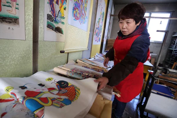 Artista Folclórico Chinês Faz Pinturas Madeira Para Próximo Festival Primavera — Fotografia de Stock