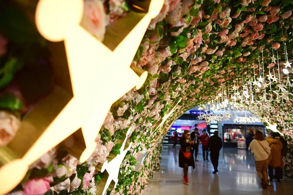 Cidadãos Tiram Selfies Túnel Flores Shopping Center Cidade Shenyang Nordeste — Fotografia de Stock