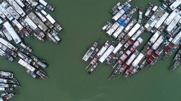 보기에서는 중국의 성에서 호수에 보트를 2019 — 스톡 사진