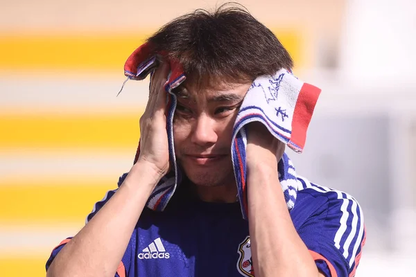 Fãs Futebol Japonês Acenam Com Suas Bandeiras Nacionais Para Mostrar — Fotografia de Stock