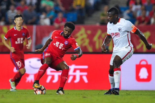 Futbolista Brasileño Fernandinho Izquierda Chongqing Dangdai Lifan Dribla Pelota Contra —  Fotos de Stock