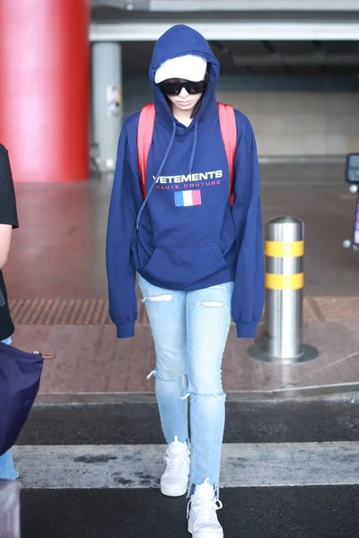 Cântăreața Actrița Chineză Victoria Song Sau Song Qian Sosește Aeroportul — Fotografie, imagine de stoc