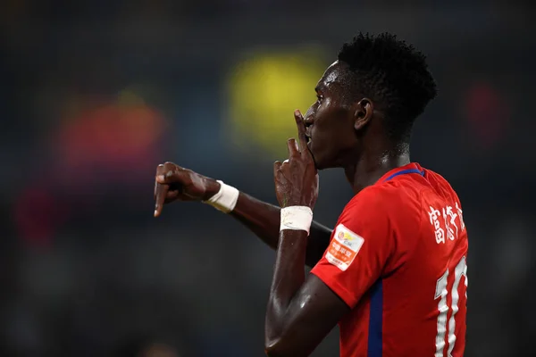 Gambijské Fotbalista Bubacarr Trawally Yanbian Funde Slaví Vstřelení Branky Proti — Stock fotografie