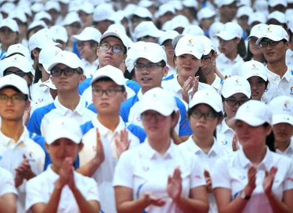 Chińskich Wolontariuszy Ubranych Mundury Oglądać Przedstawiciele Prezentowania Mundury Wolontariusza Dziewiąty — Zdjęcie stockowe