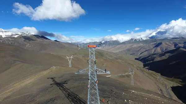 노동자는 548 미터의 높이로 세계에서 Luozha 카운티 중국의 티베트 자치구 — 스톡 사진
