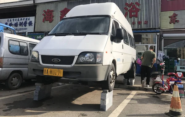 Ein Akrobatikfahrzeug Mit Seinen Vier Auf Ziegelsteinen Aufgezogenen Reifen Wird — Stockfoto