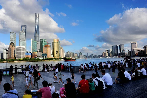 Zagraniczni Chińscy Turyści Odwiedzają Promenadę Promenadzie Bund Wzdłuż Rzeki Huangpu — Zdjęcie stockowe