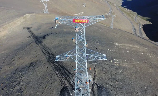 Les Travailleurs Électricité Assemblent Haute Tour Transmission Électricité Monde Avec — Photo