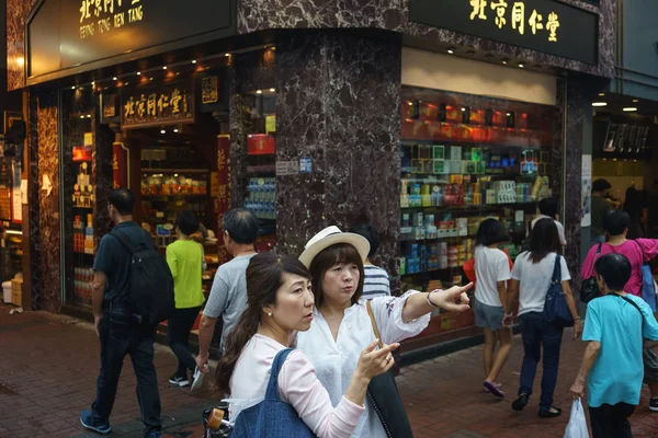 Los Turistas Señalan Cerca Una Tienda Medicina China Mong Kok — Foto de Stock