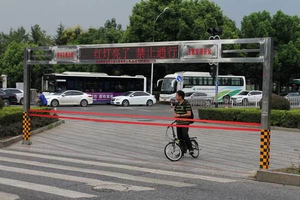 Ciclist Așteaptă Lumină Roșie Devină Verde Fața Sistemului Frânghii Automate — Fotografie, imagine de stoc