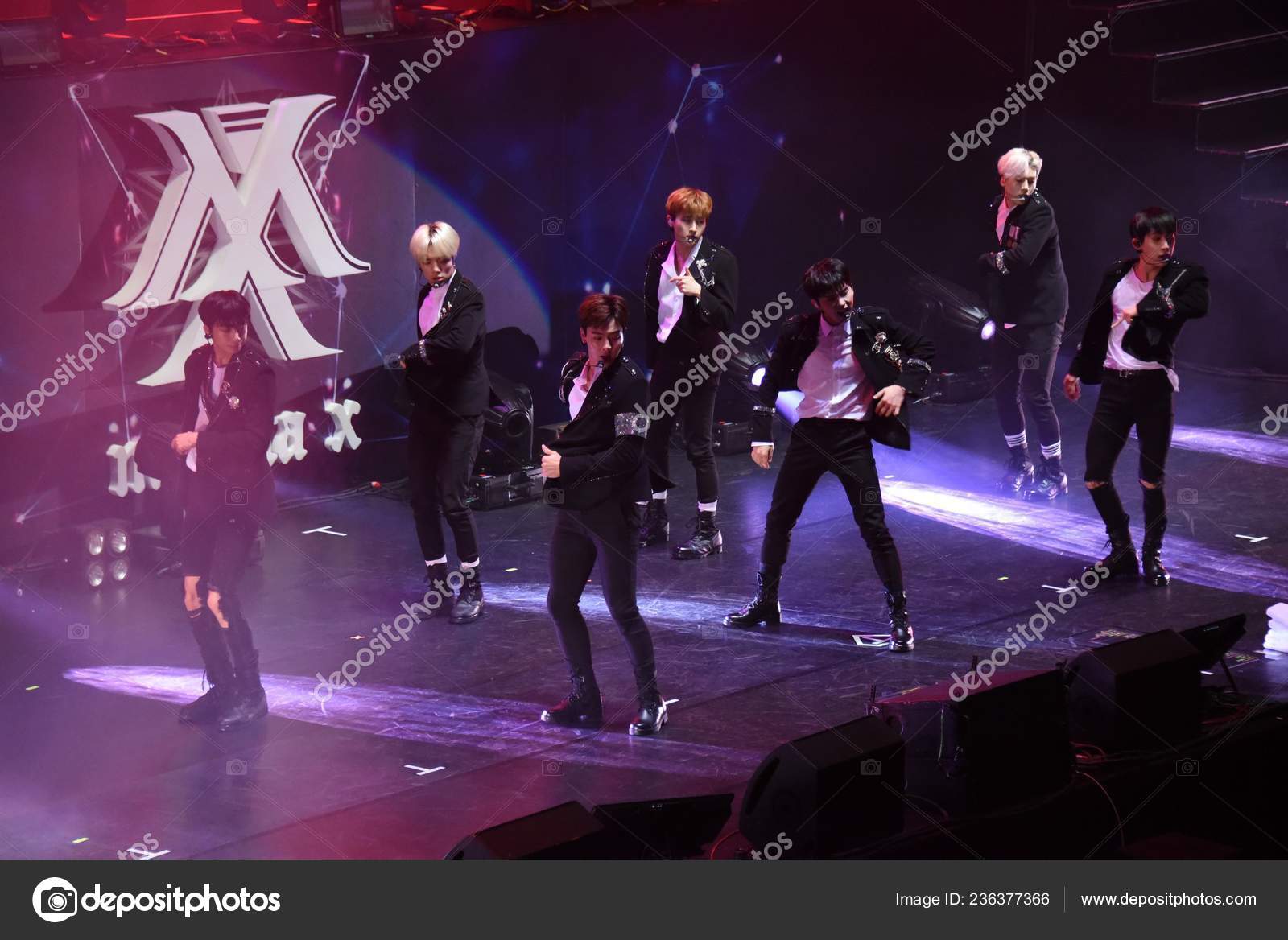 Члены Южнокорейской Бойз Группы Monsta Выступают Время First World.
