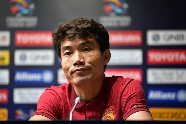 Zheng Zhi Dari Guangzhou Evergrande Menghadiri Konferensi Pers Menjelang Pertandingan — Stok Foto