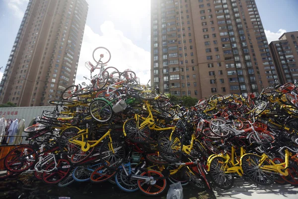 Duizenden Fietsen Van Fiets Sharing Diensten Strijd Met Verkeersregels Zijn — Stockfoto