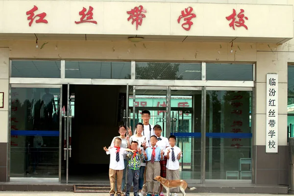 中国人学生は 中国北部の山西省リンフェン市にあるリンフェン レッド リボン スクールで撮影され 2017年9月1日 — ストック写真