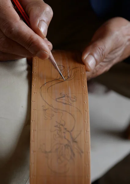 Chinese Birdcage Making Master Yangchun Makes Artwork Birdcage His Home — Stock Photo, Image