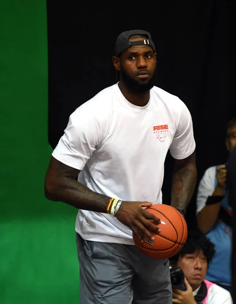 Nba Ster Lebron James Van Cleveland Cavaliers Toont Zijn Basketbal — Stockfoto