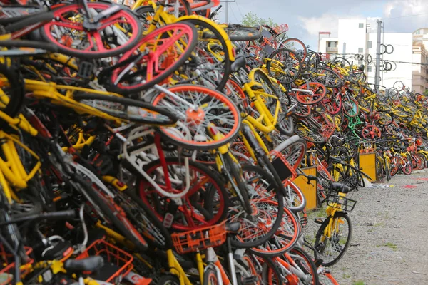 Bicicletas Abandonadas Mobike Naranja Ofo Amarillo Xiaoming Danche Xiaoming Bike —  Fotos de Stock