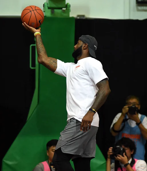 Nba Ster Lebron James Van Cleveland Cavaliers Toont Zijn Basketbal — Stockfoto