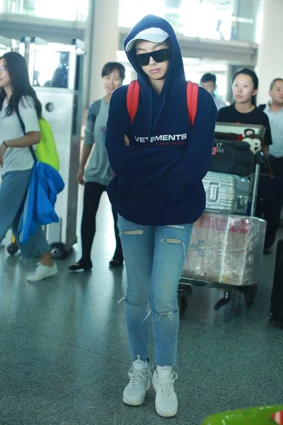 Chinese Zangeres Actrice Victoria Song Song Qian Arriveert Bij Beijing — Stockfoto