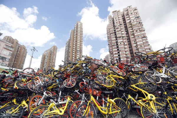Тысячи Велосипедов Велосервисов Нарушением Правил Дорожного Движения Накапливаются Парковке Районе — стоковое фото