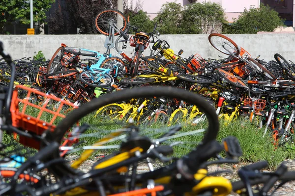 Bicicletas Abandonadas Mobike Naranja Ofo Amarillo Xiaoming Danche Xiaoming Bike —  Fotos de Stock