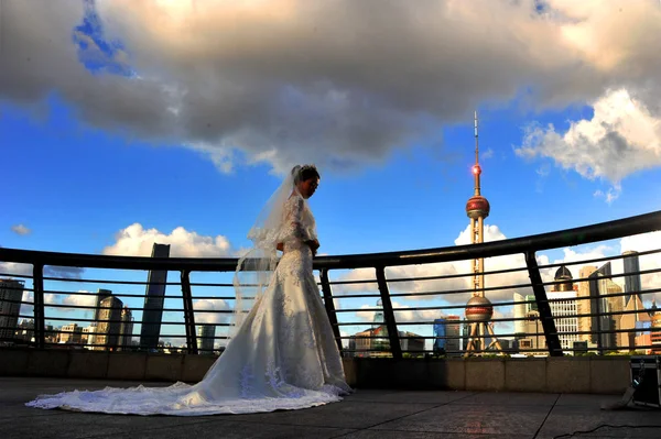 Eine Braut Macht Hochzeitsfotos Der Promenade Bund Entlang Des Flusses — Stockfoto