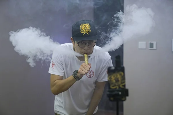 Profesionální Kouřový Kuřák Saigang Exhaluje Pára Když Provádí Cigarety Během — Stock fotografie