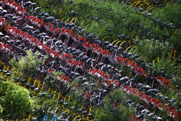 Achtergelaten Fietsen Van Mobike Oranje Ofo Geel Xiaoming Danche Xiaoming — Stockfoto