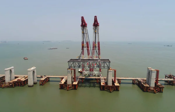 クレーン船は 中国南東部の福建省で 中国初のクロスシー鉄道橋であるピンタン海橋の橋脚に最初の鋼鉄トラス桁を持ち上げます 2017年8月22日 — ストック写真