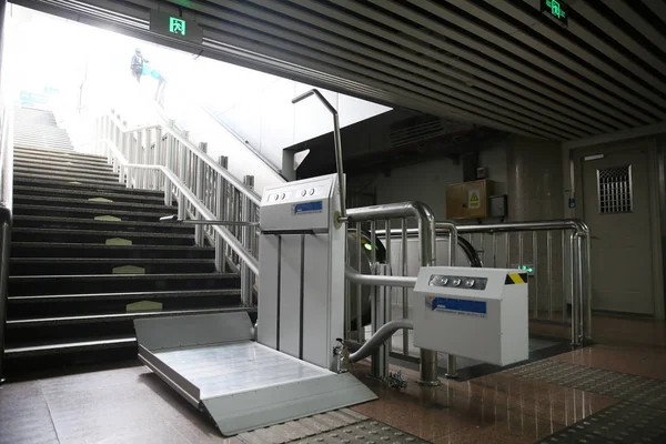 Μια Αναπηρική Καρέκλα Ανελκυστήρα Πλατφόρμα Σχεδιαστεί Για Επιβάτες Ειδικές Ανάγκες — Φωτογραφία Αρχείου
