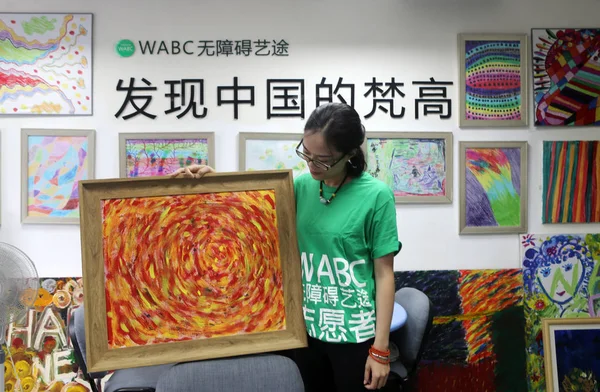 Voluntário Mostra Uma Pintura Colorida Criada Por Uma Criança Com — Fotografia de Stock