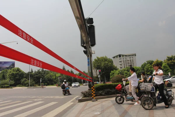 Los Ciclistas Esperan Que Una Luz Roja Ponga Verde Frente — Foto de Stock