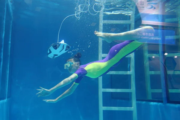 Powerray Ein Unterwasserroboter Von Powervision Interagiert Mit Einem Taucher Während — Stockfoto