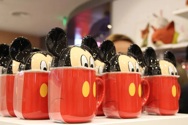 Vista Copos Com Mickey Mouse Exibido Segunda Loja Disney China — Fotografia de Stock