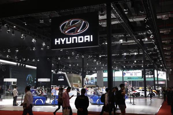 Pessoas Visitam Estande Beijing Hyundai Motor Durante 17Th Shanghai International — Fotografia de Stock