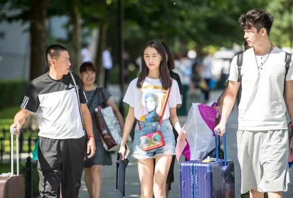 2017年8月24日 中国北京 中央戏剧学院一名大一学生 与她的家人合影 — 图库照片