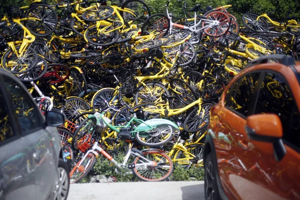 Tusentals Cyklar Cykel Sharing Tjänster Strid Med Trafik Regler Staplas — Stockfoto