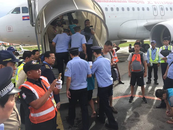 因跨境电信诈骗被捕的中国嫌疑人将于2017年8月24日在柬埔寨西北部暹粒省暹粒市暹粒国际机场由中国警察护送到中国 — 图库照片