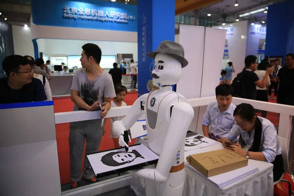 Robot Con Reconocimiento Facial Está Dibujando Retrato Para Visitante Durante —  Fotos de Stock